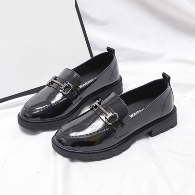 Sieviešu ikdienas apavi ar mežģīnēm un metāla elementu