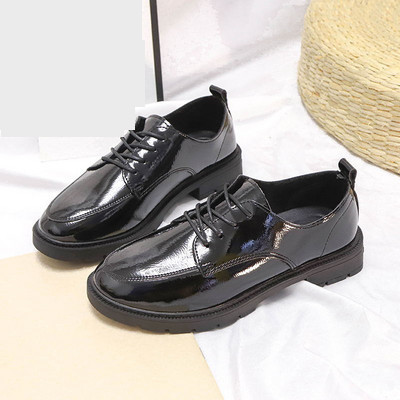 Sieviešu ikdienas apavi ar mežģīnēm un metāla elementu