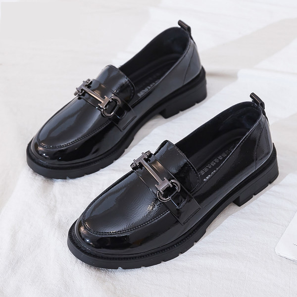 Sieviešu ikdienas apavi ar mežģīnēm un metāla elementu