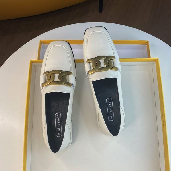 Modernas sieviešu ādas kurpes ar zemu kvadrātveida papēdi