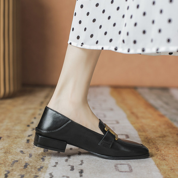 Modernas sieviešu ādas kurpes ar zemu kvadrātveida papēdi