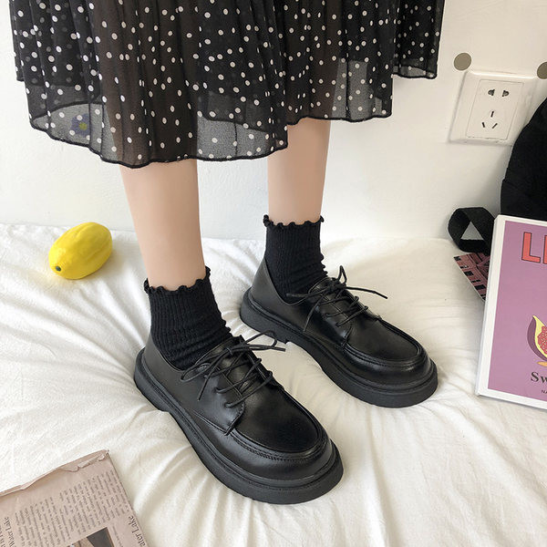 Sieviešu ikdienas apavi ar šņorēm - noapaļots modelis