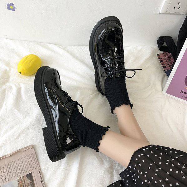 Sieviešu ikdienas apavi ar šņorēm - noapaļots modelis