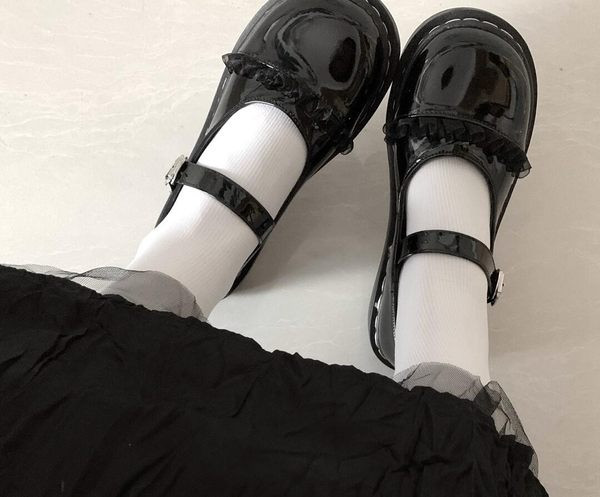 Sieviešu ikdienas apavi no eko ādas ar lokām un plānām lencēm