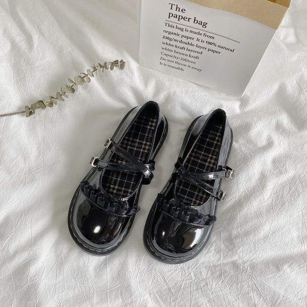 Sieviešu ikdienas apavi no eko ādas ar lokām un plānām lencēm