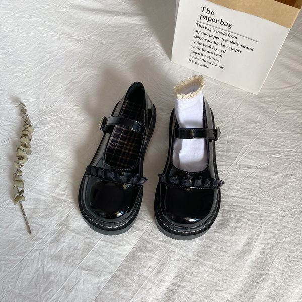 Sieviešu ikdienas apavi no eko ādas ar lokām un plānām lencēm