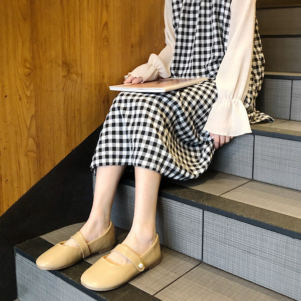 Sieviešu ādas apavi bēšā un baltā krāsā