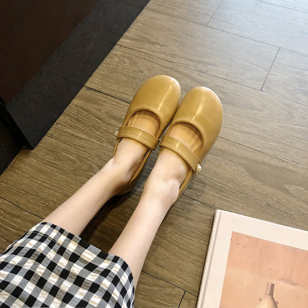 Sieviešu ādas apavi bēšā un baltā krāsā