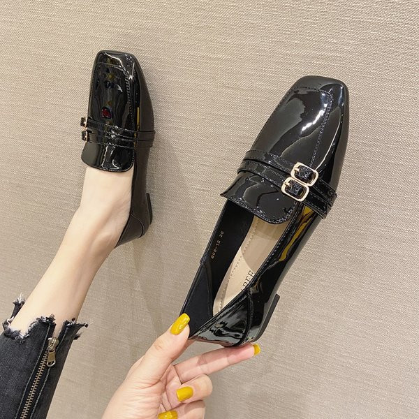 Sieviešu lakādas kurpes ar sprādzēm