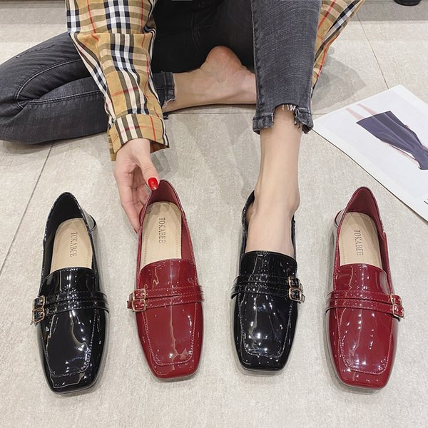 Sieviešu lakādas kurpes ar sprādzēm