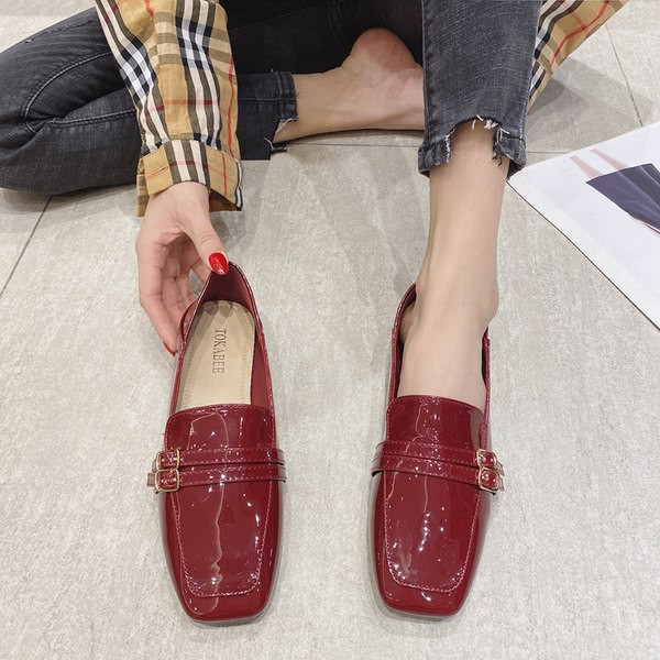 Sieviešu lakādas kurpes ar sprādzēm