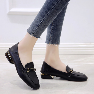 Mūsdienīgi sieviešu apavi ar kvadrātveida papēdi un metāla elementu - divas krāsas