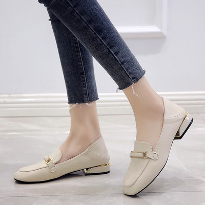 Mūsdienīgi sieviešu apavi ar kvadrātveida papēdi un metāla elementu - divas krāsas