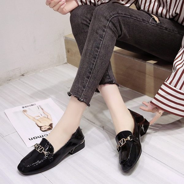 Mūsdienīgi sieviešu apavi ar kvadrātveida papēdi un metāla elementu - divas krāsas