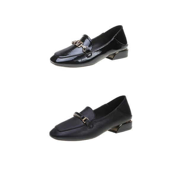 Mūsdienīgi sieviešu apavi ar kvadrātveida papēdi un metāla elementu - divas krāsas