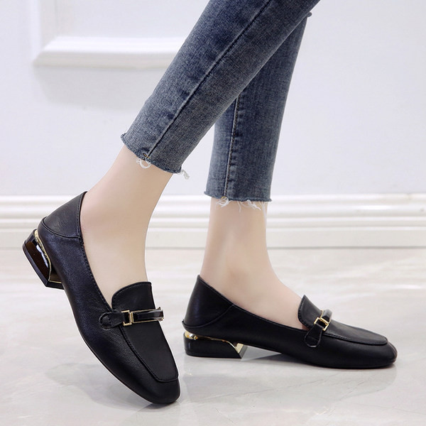 Mūsdienīgi sieviešu apavi ar kvadrātveida papēdi un metāla elementu - divas krāsas