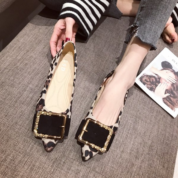 Sieviešu smailie apavi ar dzīvnieku apdruku un sprādzi