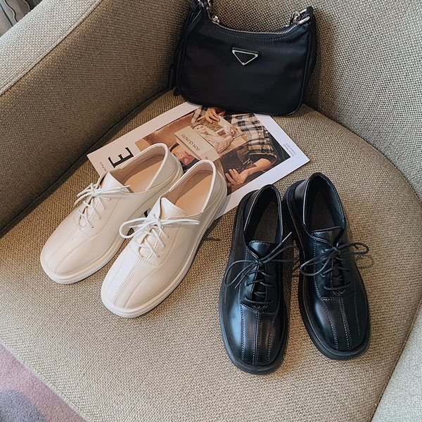 Ikdienas sieviešu apavi no eko ādas ar šņorēm - divu krāsu