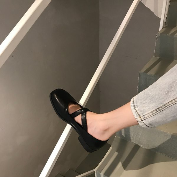 Sieviešu ikdienas ādas apavi no melnas mākslīgās ādas