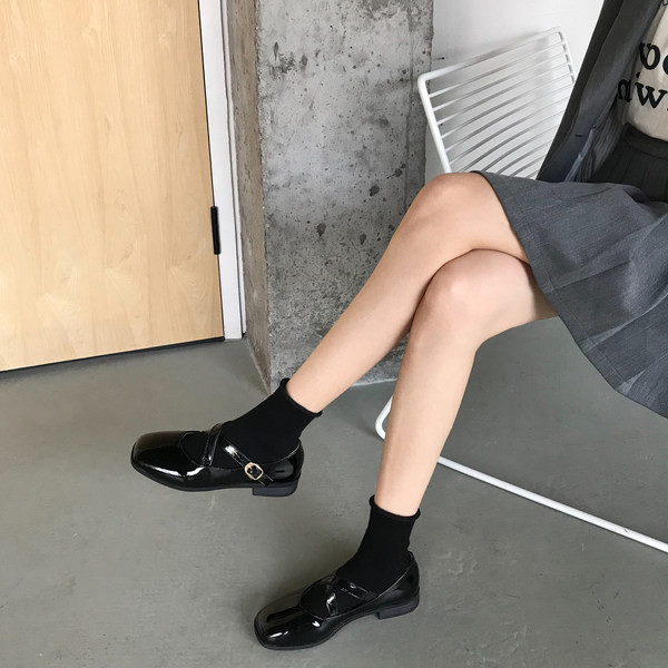 Sieviešu ikdienas ādas apavi no melnas mākslīgās ādas