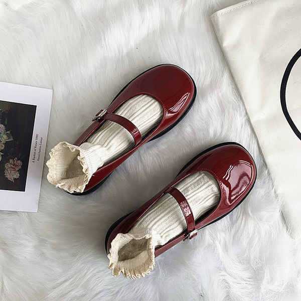 Model simplu de pantofi de dama din piele ecologica cu curele si catarame