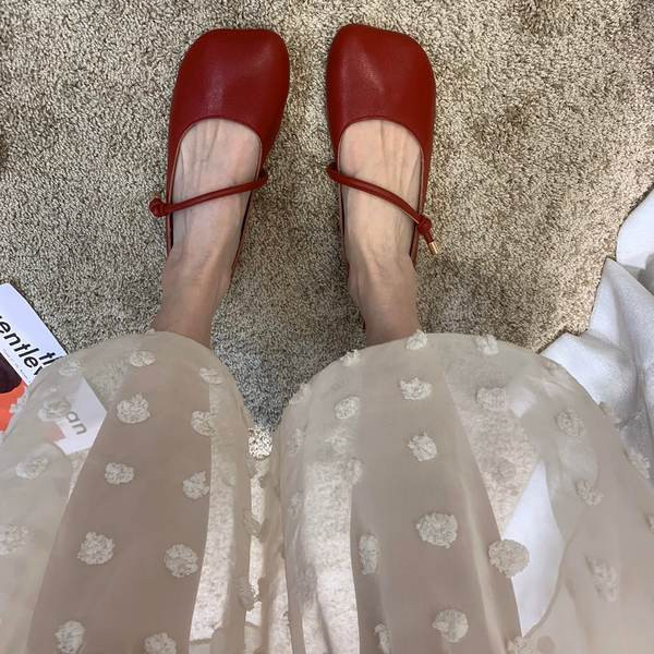 Sieviešu ikdienas apavi ar mākslīgās ādas siksniņu