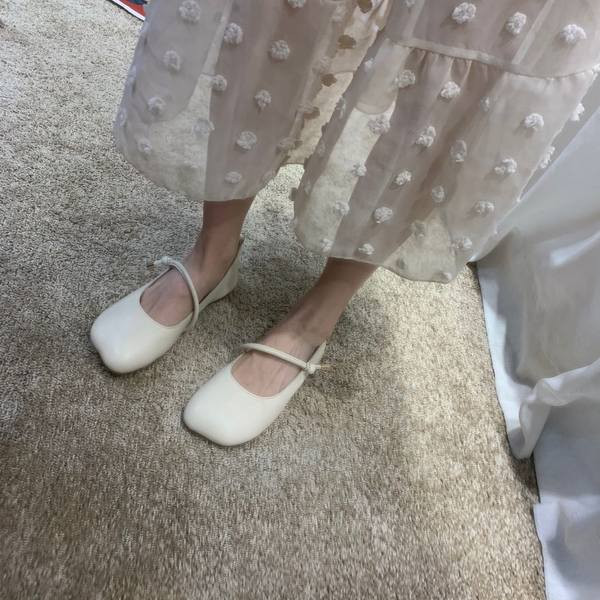 Sieviešu ikdienas apavi ar mākslīgās ādas siksniņu