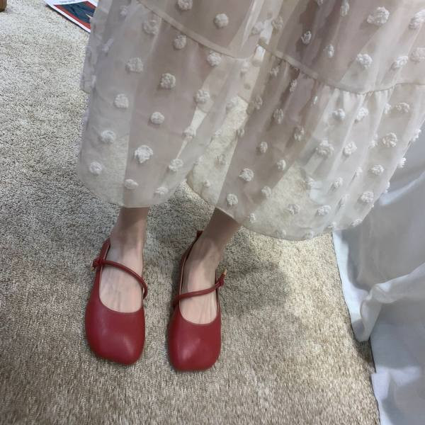 Sieviešu ikdienas apavi ar mākslīgās ādas siksniņu