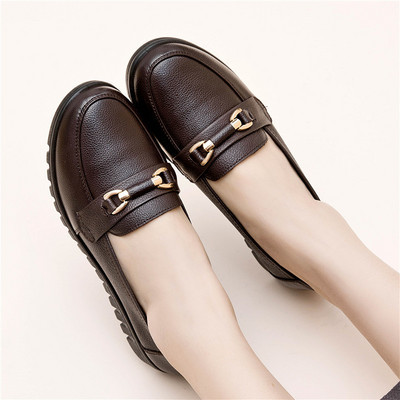 Ikdienas sieviešu mokasīni ar metāla elementu no eko ādas