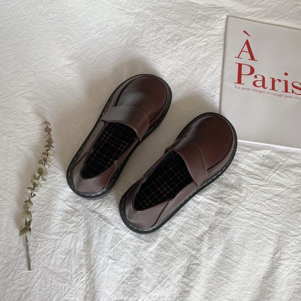 Laisvalaikio apvalūs batai iš eko odos paprasto modelio