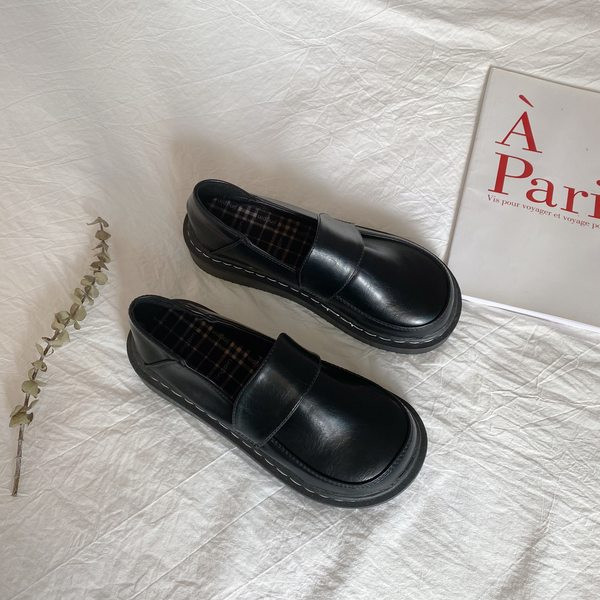 Laisvalaikio apvalūs batai iš eko odos paprasto modelio