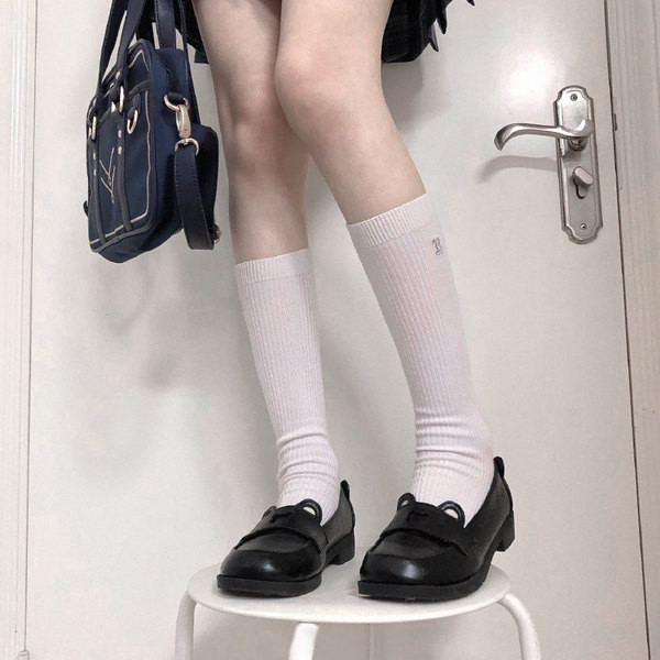 Sieviešu ikdienas apavi no eko ādas ar plakanu zoli