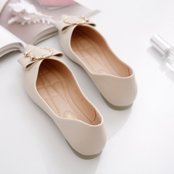 Γυναικεία μυτερά παπούτσια με μεταλλικό στοιχείο και πέρλες