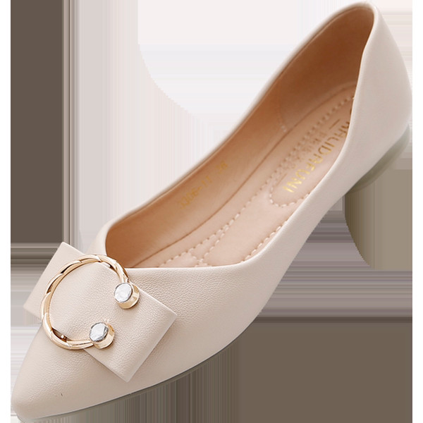 Γυναικεία μυτερά παπούτσια με μεταλλικό στοιχείο και πέρλες