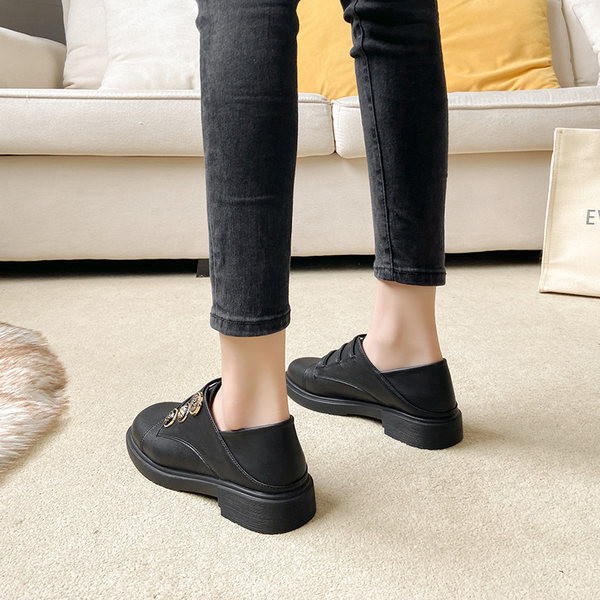 Sieviešu ādas apavi ar metāla pogām - melnā krāsā