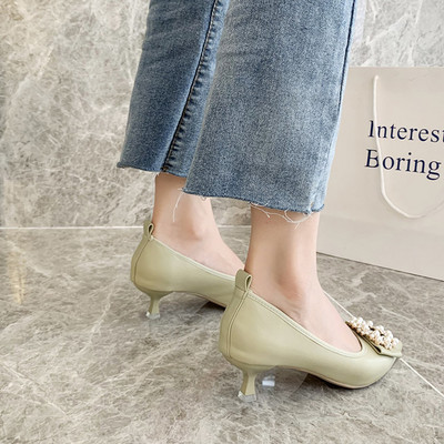 Sieviešu ikdienas smailas kurpes ar pērlēm