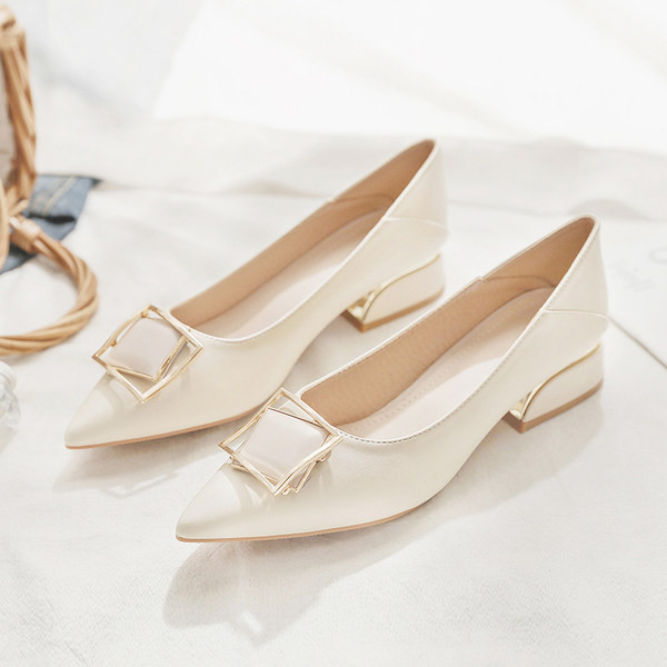 Asināts sieviešu ikdienas apavu modelis ar 3,5 cm papēdi