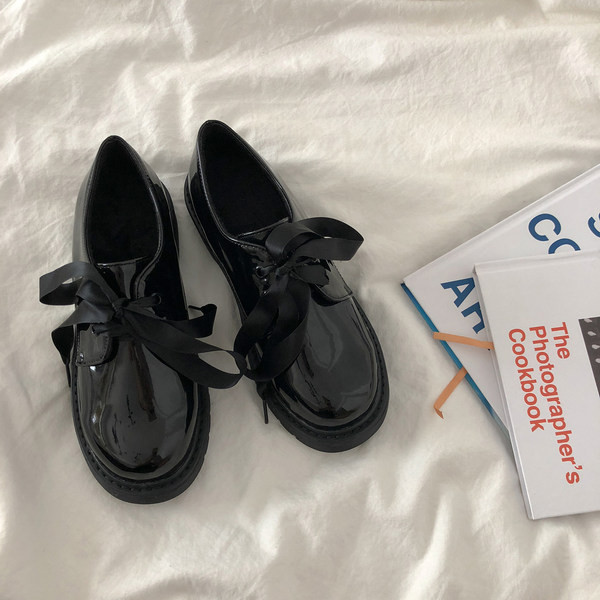 Sieviešu ikdienas lakādas apavi ar šņorēm