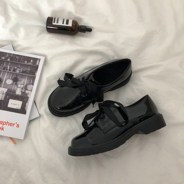 Sieviešu ikdienas lakādas apavi ar šņorēm