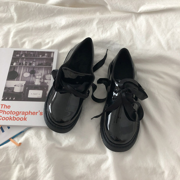 Sieviešu ikdienas lakādas apavi ar šņorēm