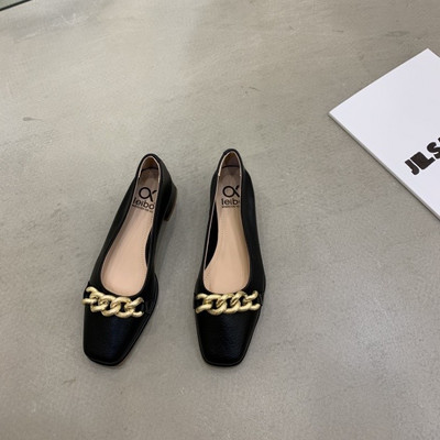 Jauns sieviešu ikdienas apavu modelis ar kvadrātveida papēdi vairākās krāsās