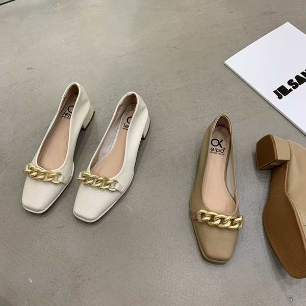 Jauns sieviešu ikdienas apavu modelis ar kvadrātveida papēdi vairākās krāsās