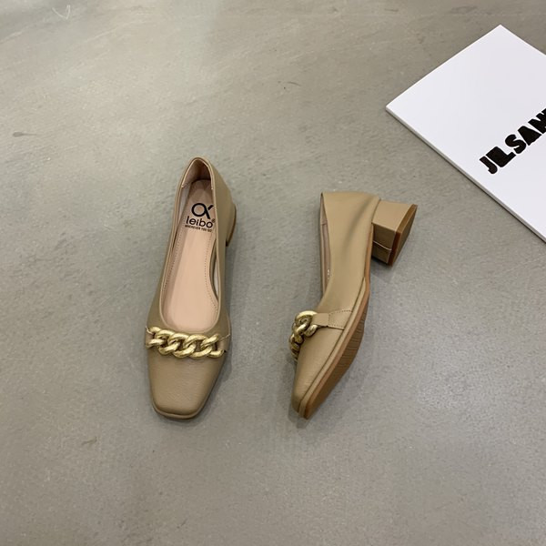 Jauns sieviešu ikdienas apavu modelis ar kvadrātveida papēdi vairākās krāsās