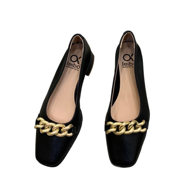 Jauns sieviešu ikdienas apavu modelis ar kvadrātveida papēdi vairākās krāsās