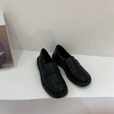 Sieviešu ikdienas apavi no eko ādas ar plakanu zoli