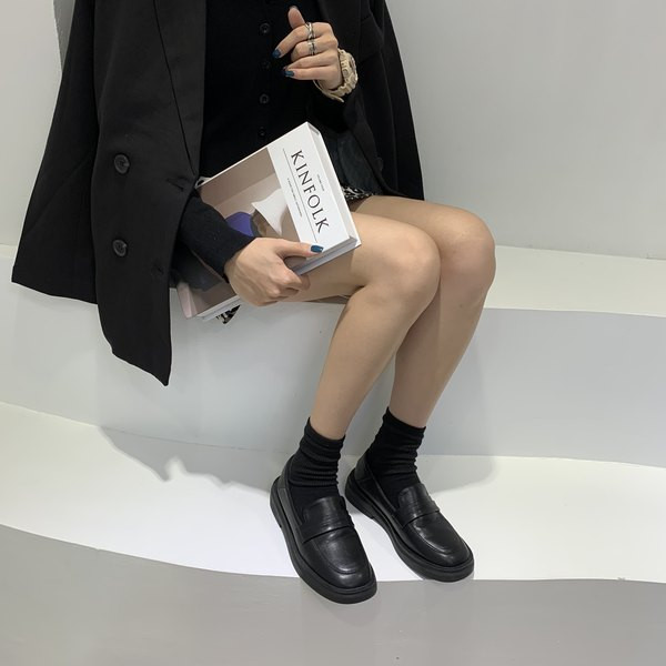 Sieviešu ikdienas apavi no eko ādas ar plakanu zoli