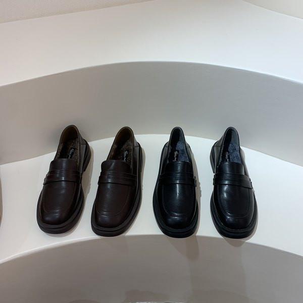 Sieviešu ikdienas apavi no eko ādas ar plakanu zoli