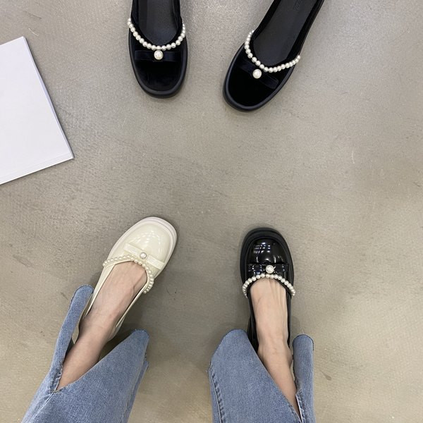 Modernas sieviešu kurpes ar plakanām zolēm un pērlēm