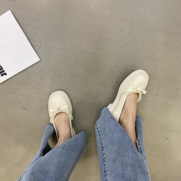 Modernas sieviešu kurpes ar plakanām zolēm un pērlēm