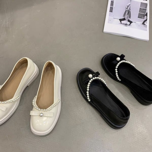 Modernas sieviešu kurpes ar plakanām zolēm un pērlēm